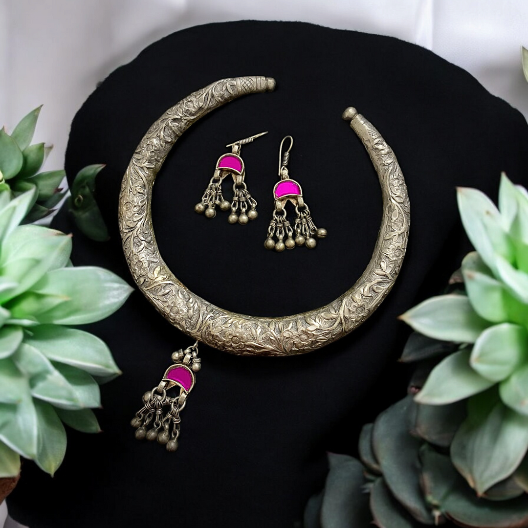 Ekani Chitai Art Glass Cut Hasli Necklace Set