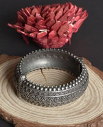 Load image into Gallery viewer, Ekani Abstract Silver Brass Openable Kada Bangle
