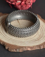 Load image into Gallery viewer, Ekani Abstract Silver Brass Openable Kada Bangle
